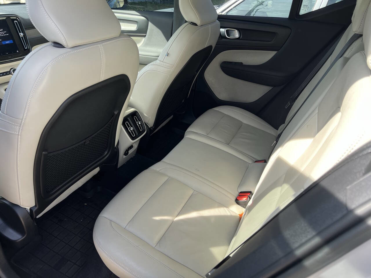 Used 2023 Volvo XC40 B5 Plus w/ Protection Package Premier image 9