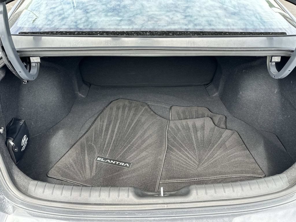 Used 2023 Hyundai Elantra SE FWD image 29