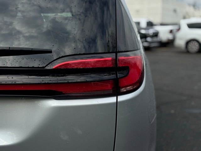 Certified 2024 Chrysler Pacifica Touring-L image 9