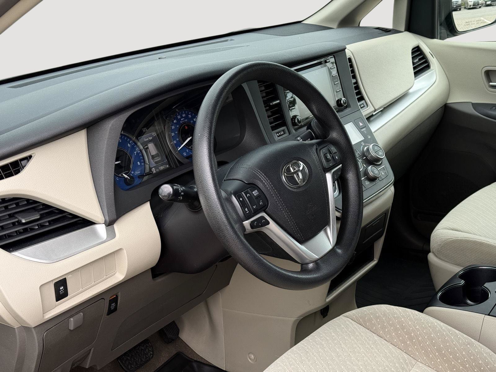 Used 2018 Toyota Sienna LE FWD image 12