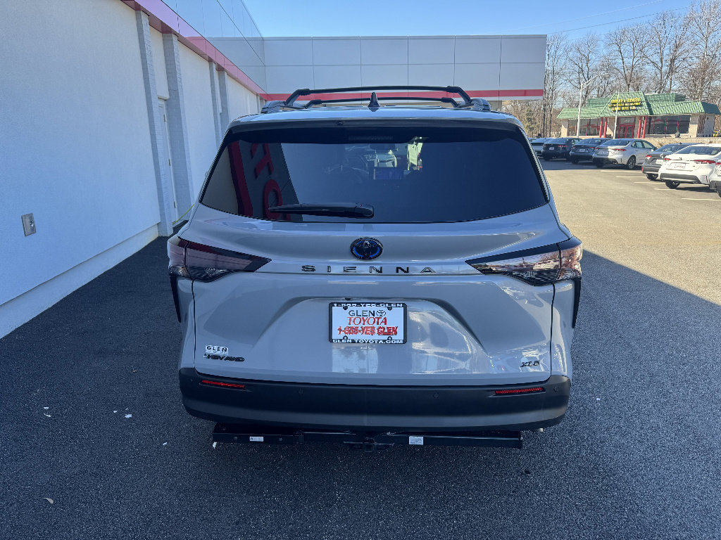 Used 2025 Toyota Sienna XLE Woodland Edition image 6