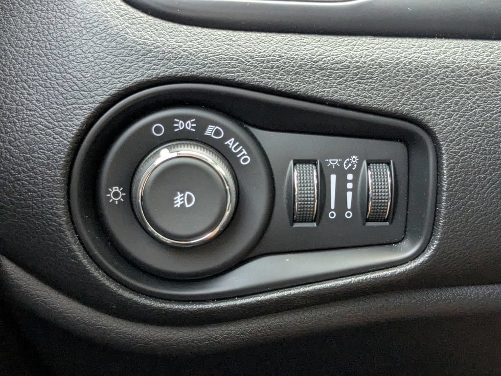 Used 2018 Jeep Renegade Limited FWD image 32