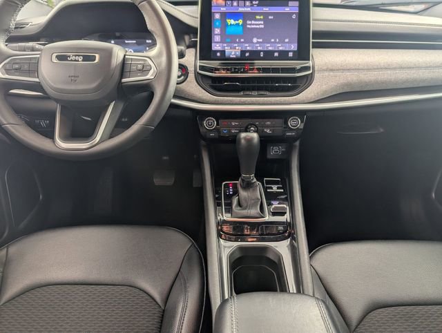 Used 2024 Jeep Compass Latitude image 23