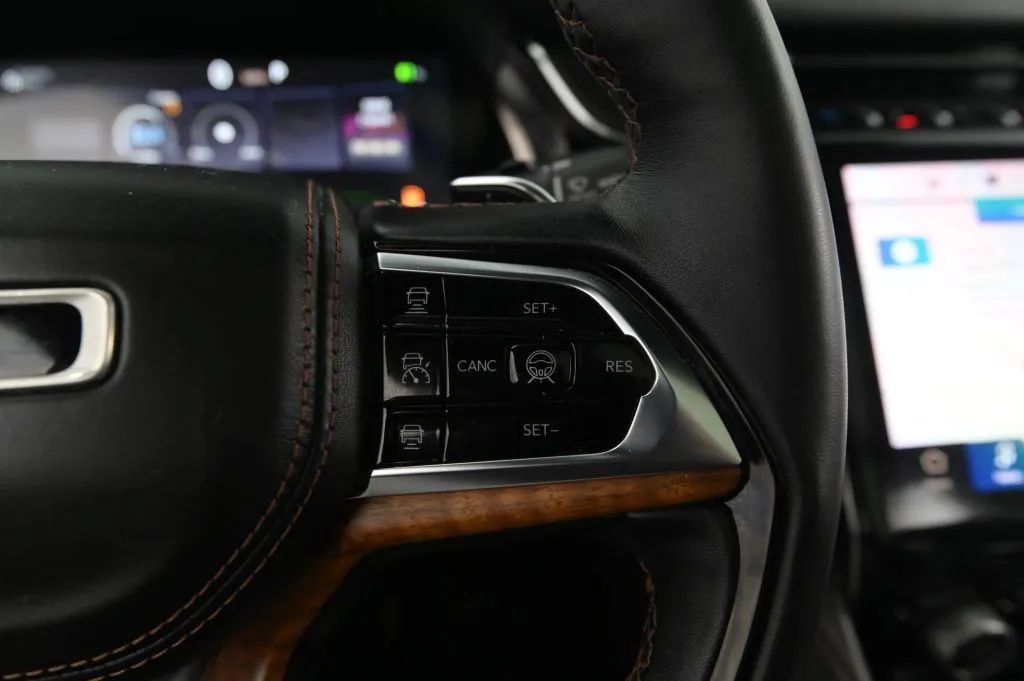 Used 2022 Jeep Grand Cherokee Summit AWD/4WD image 27