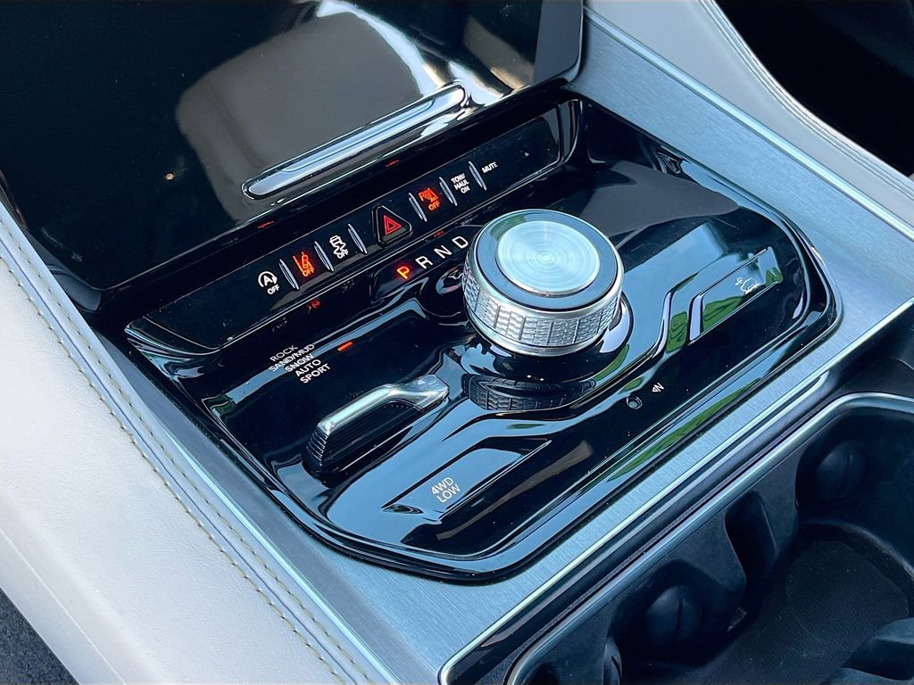 Certified 2025 Jeep Wagoneer L 4WD w/ HD Trailer Tow Package image 17