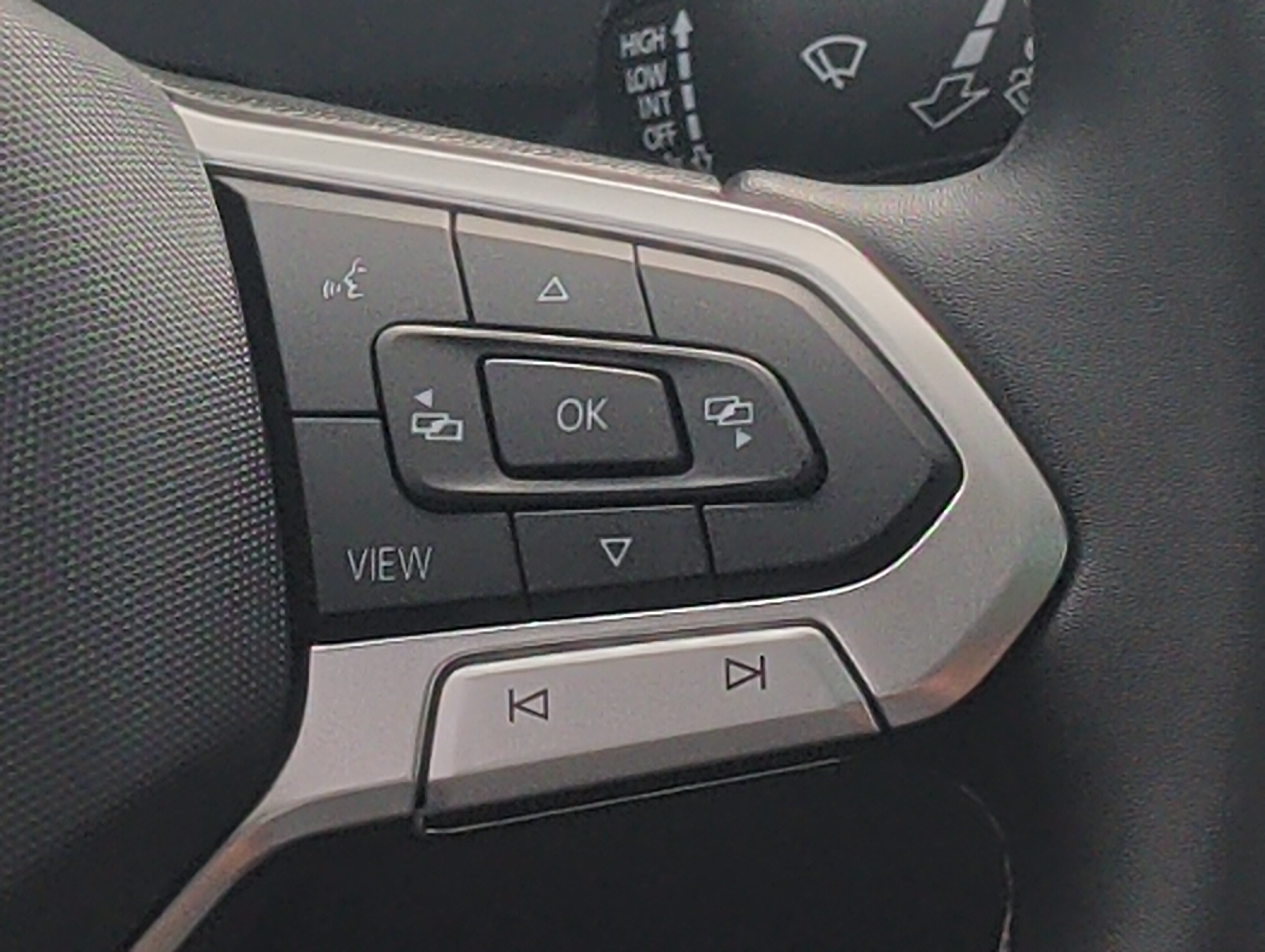Used 2022 Volkswagen Tiguan SE w/ Panoramic Sunroof Package AWD/4WD image 28