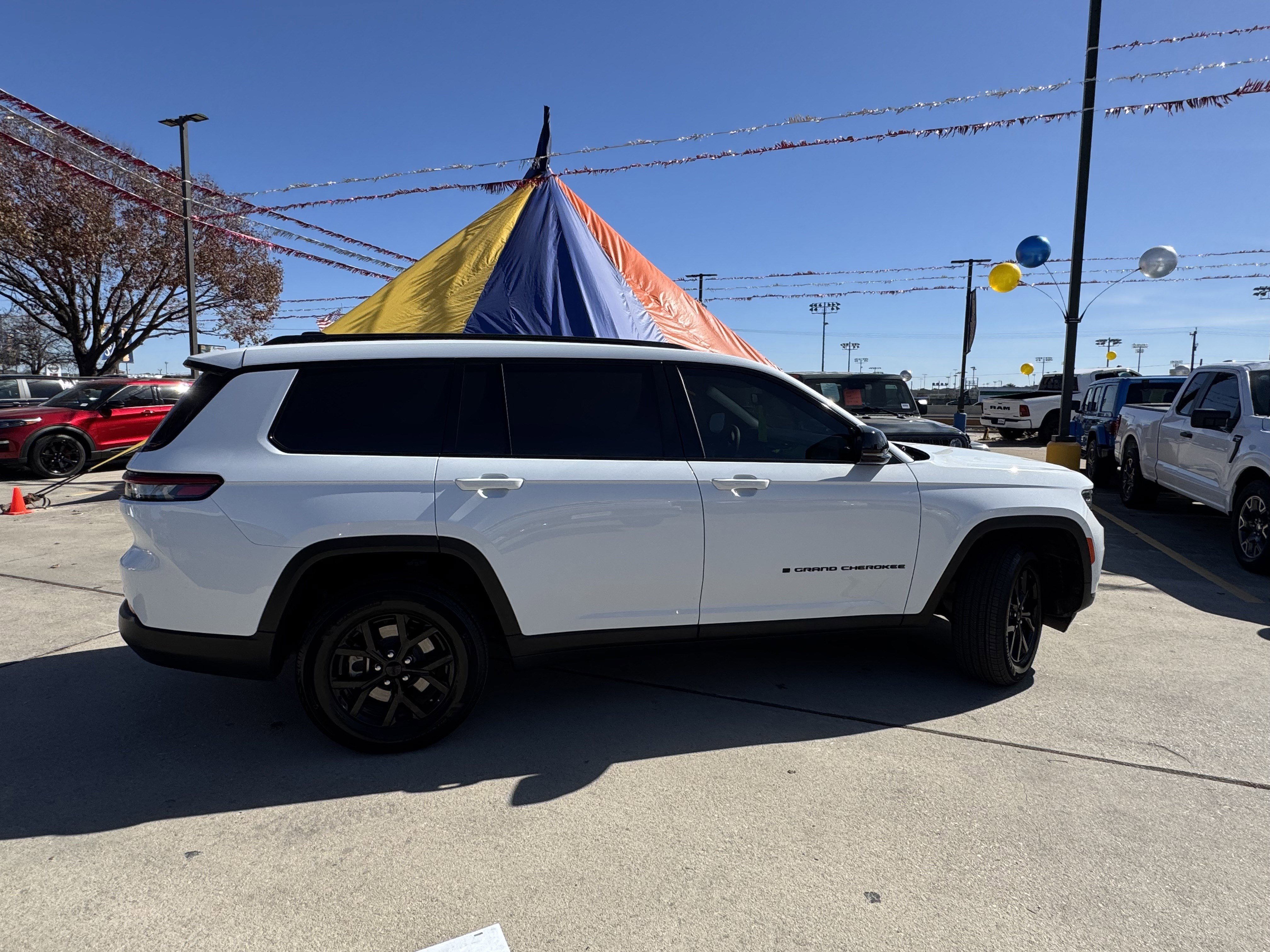 Used 2025 Jeep Grand Cherokee L Laredo image 5