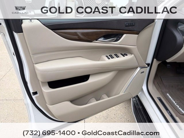 Used 2019 Cadillac Escalade ESV Luxury AWD/4WD image 19