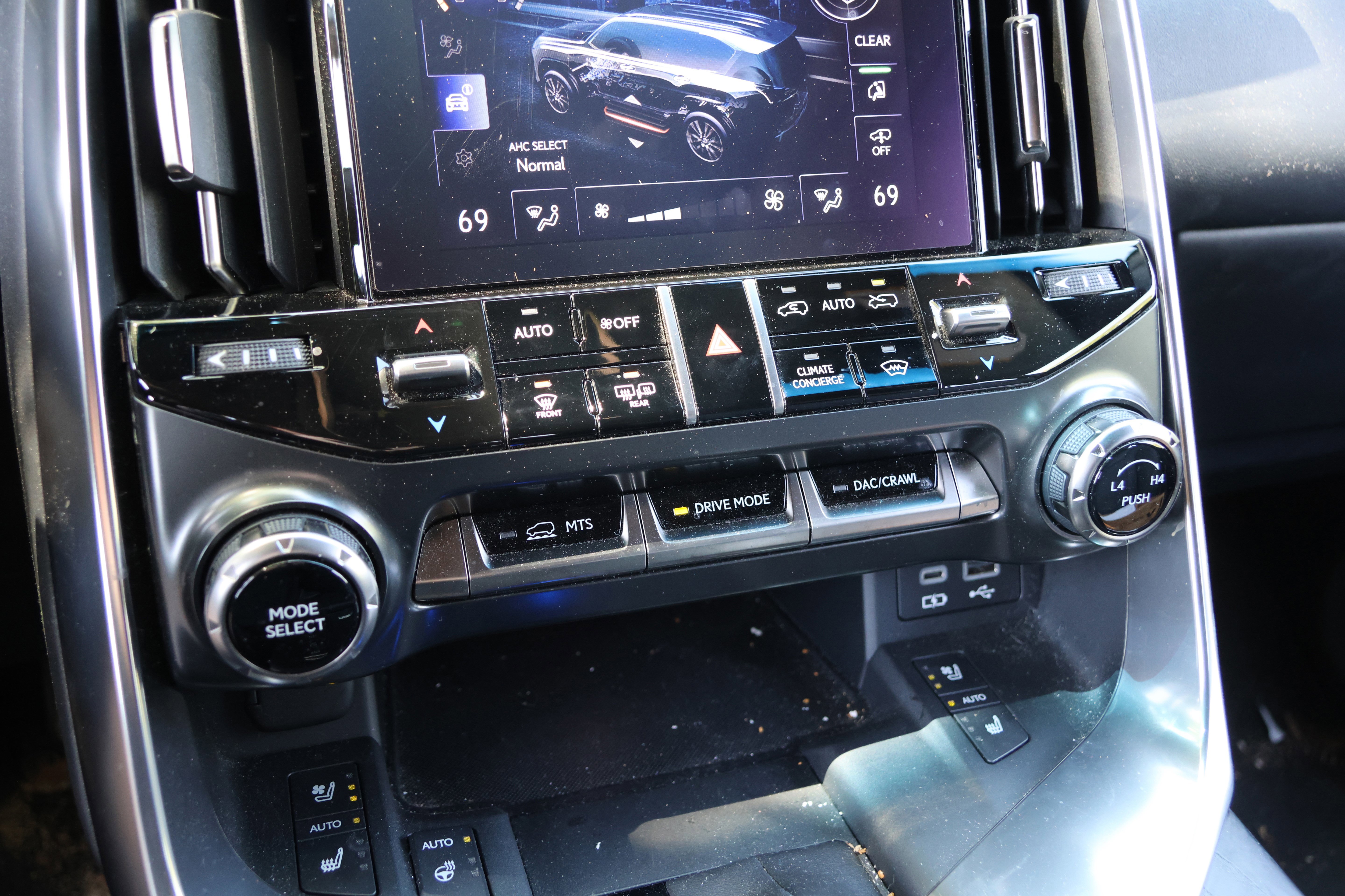 Used 2022 Lexus LX 600 4WD w/ Appearance Package image 29