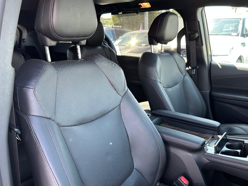Used 2025 Toyota Sienna Platinum AWD/4WD image 14
