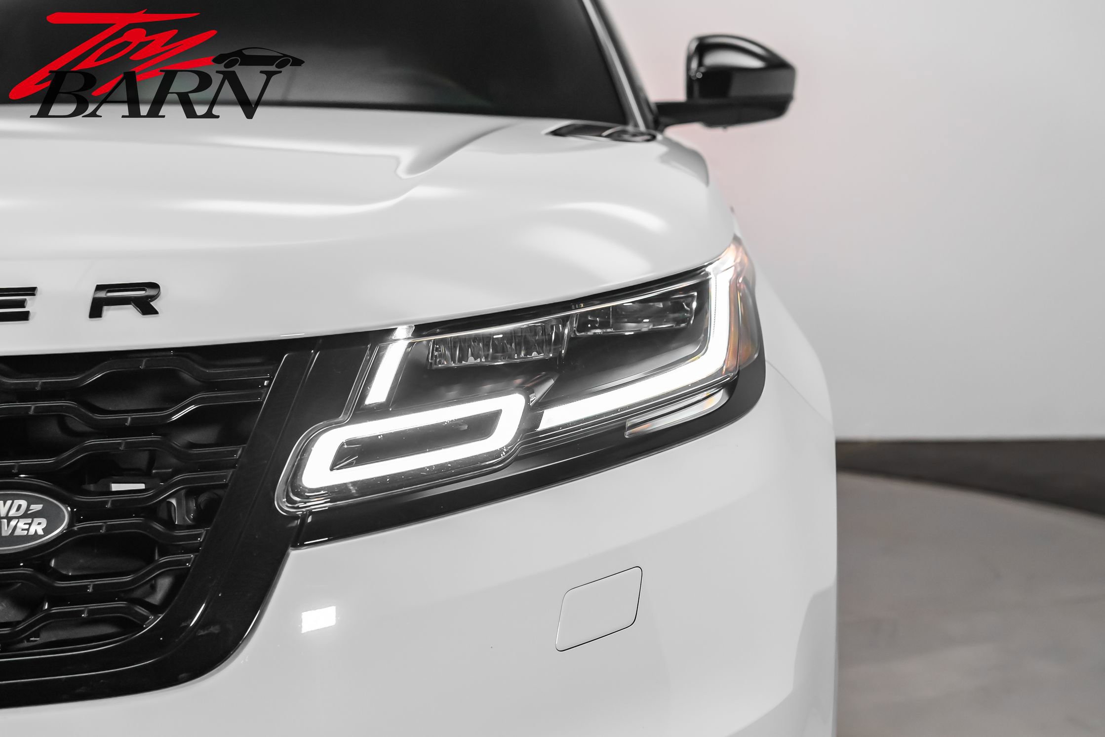 Used 2018 Land Rover Range Rover Velar R-Dynamic HSE image 11