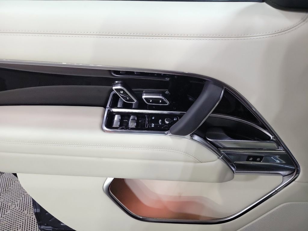 New 2026 Land Rover Range Rover SE image 14
