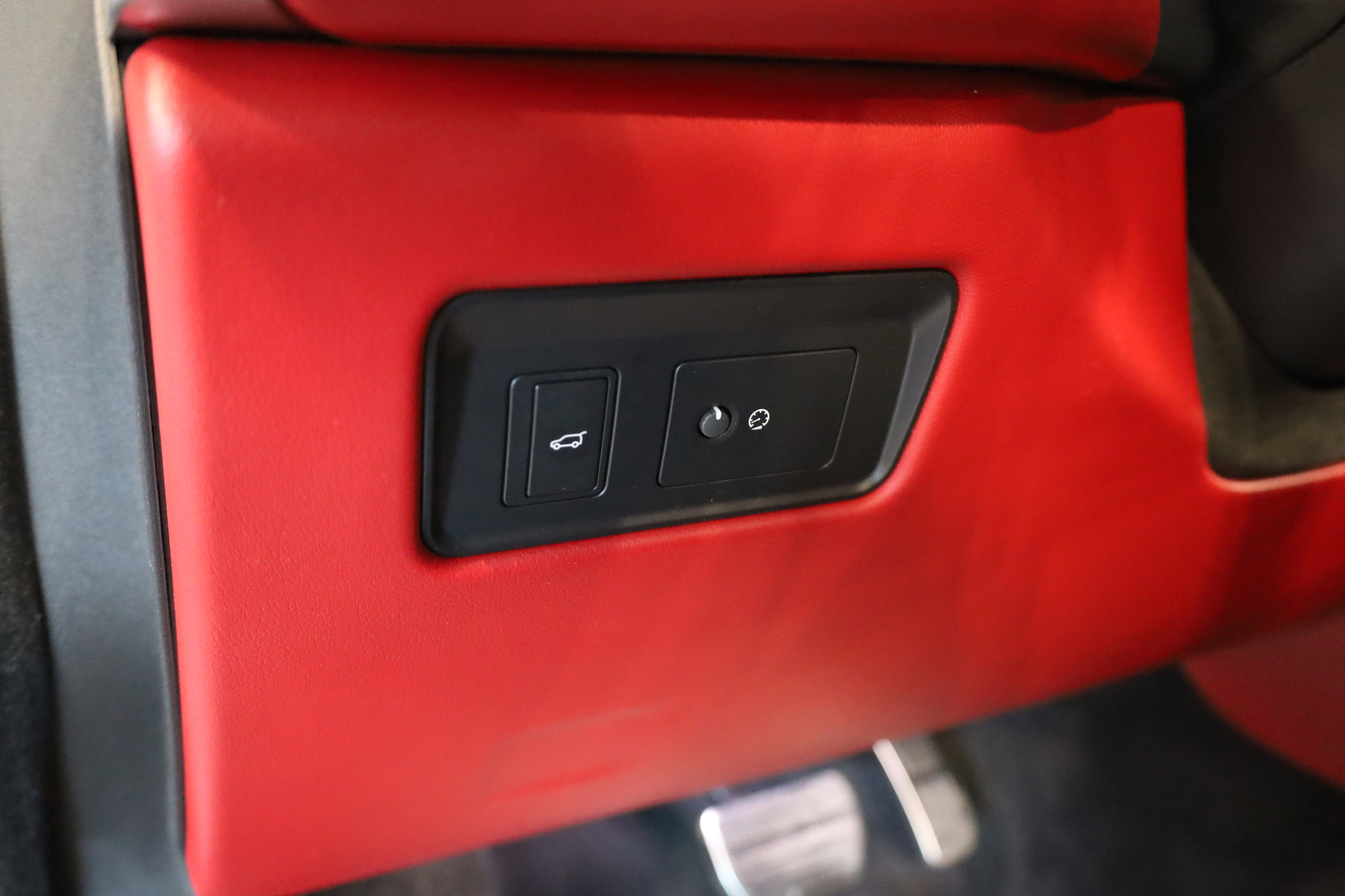 Used 2023 Jaguar F-PACE SVR image 19