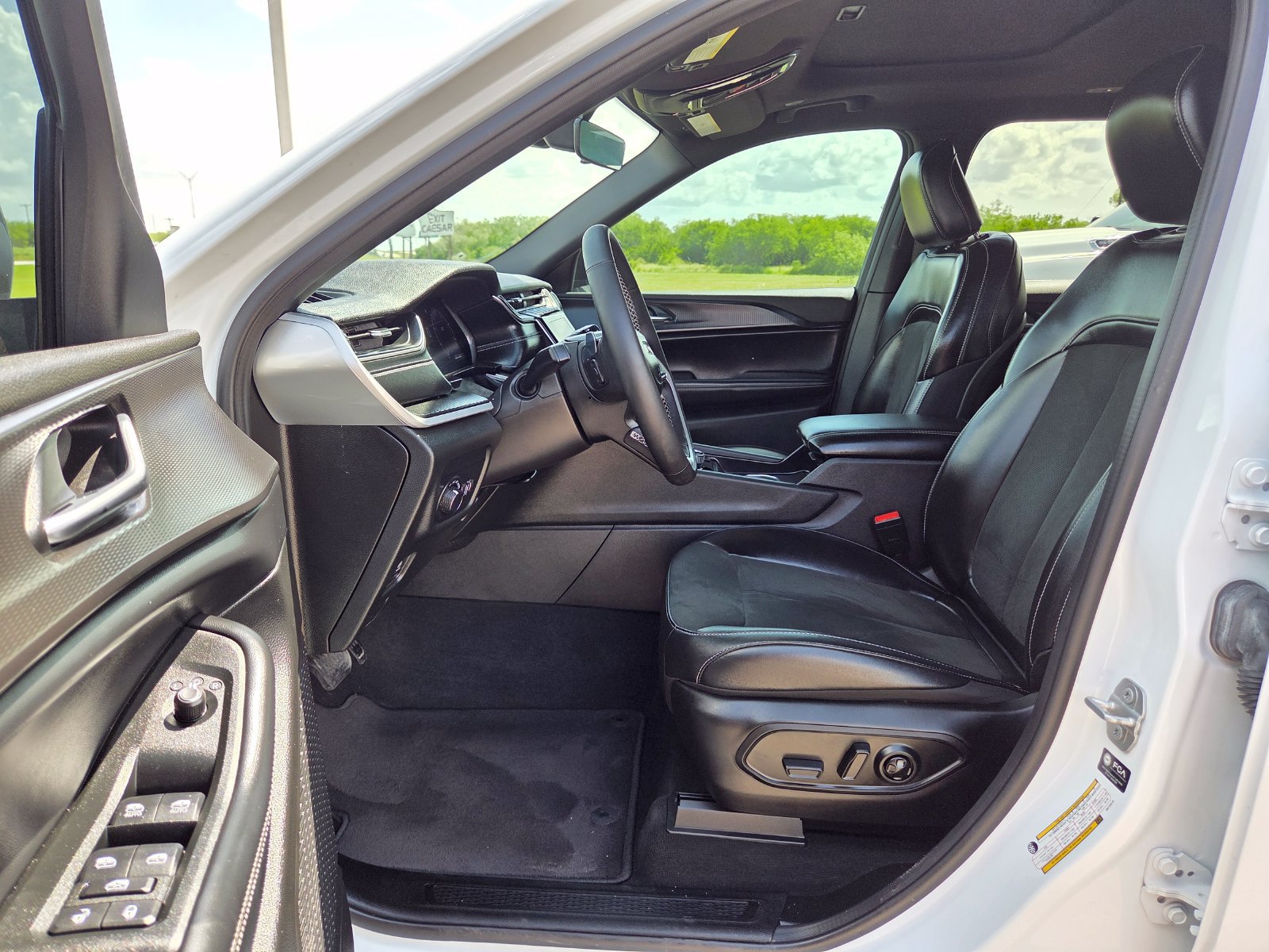 Used 2025 Jeep Grand Cherokee L Altitude AWD/4WD image 16