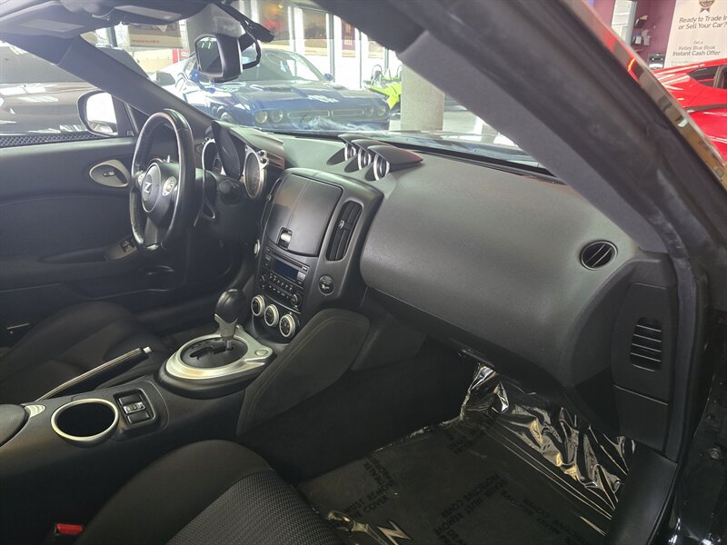 Used 2019 Nissan 370Z Roadster RWD image 11