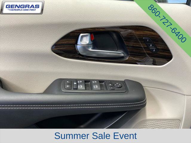 Certified 2024 Chrysler Pacifica Limited FWD image 13