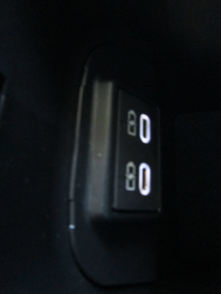 Used 2025 Toyota RAV4 XLE FWD image 40
