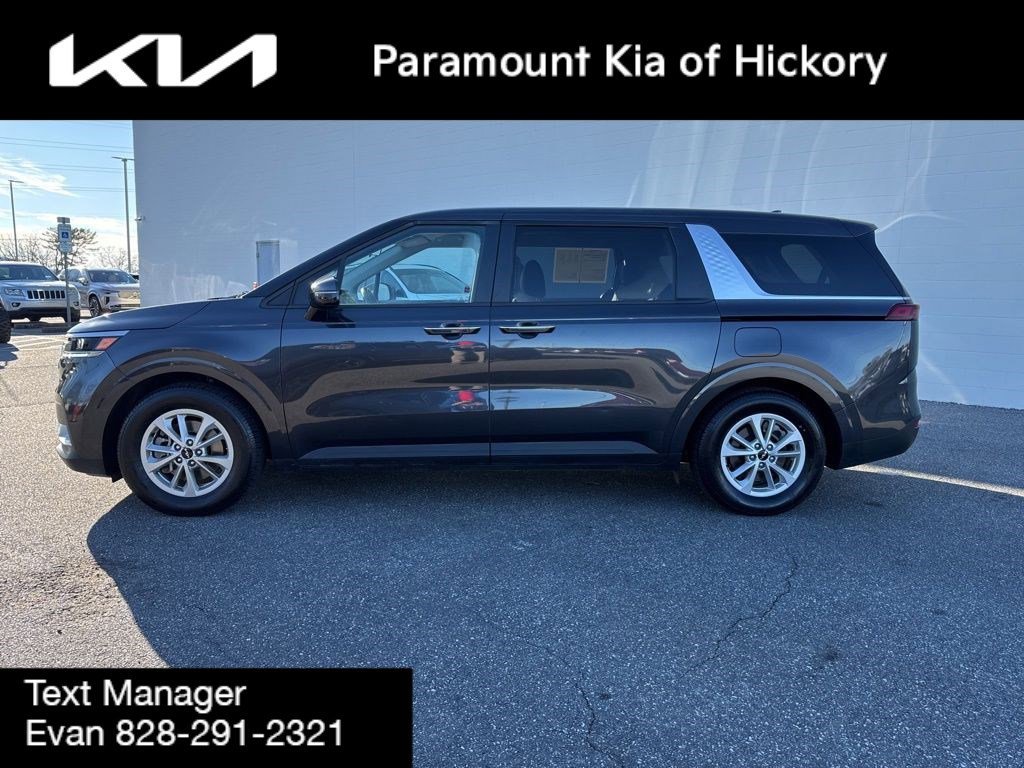 Used 2023 Kia Carnival LX image 4