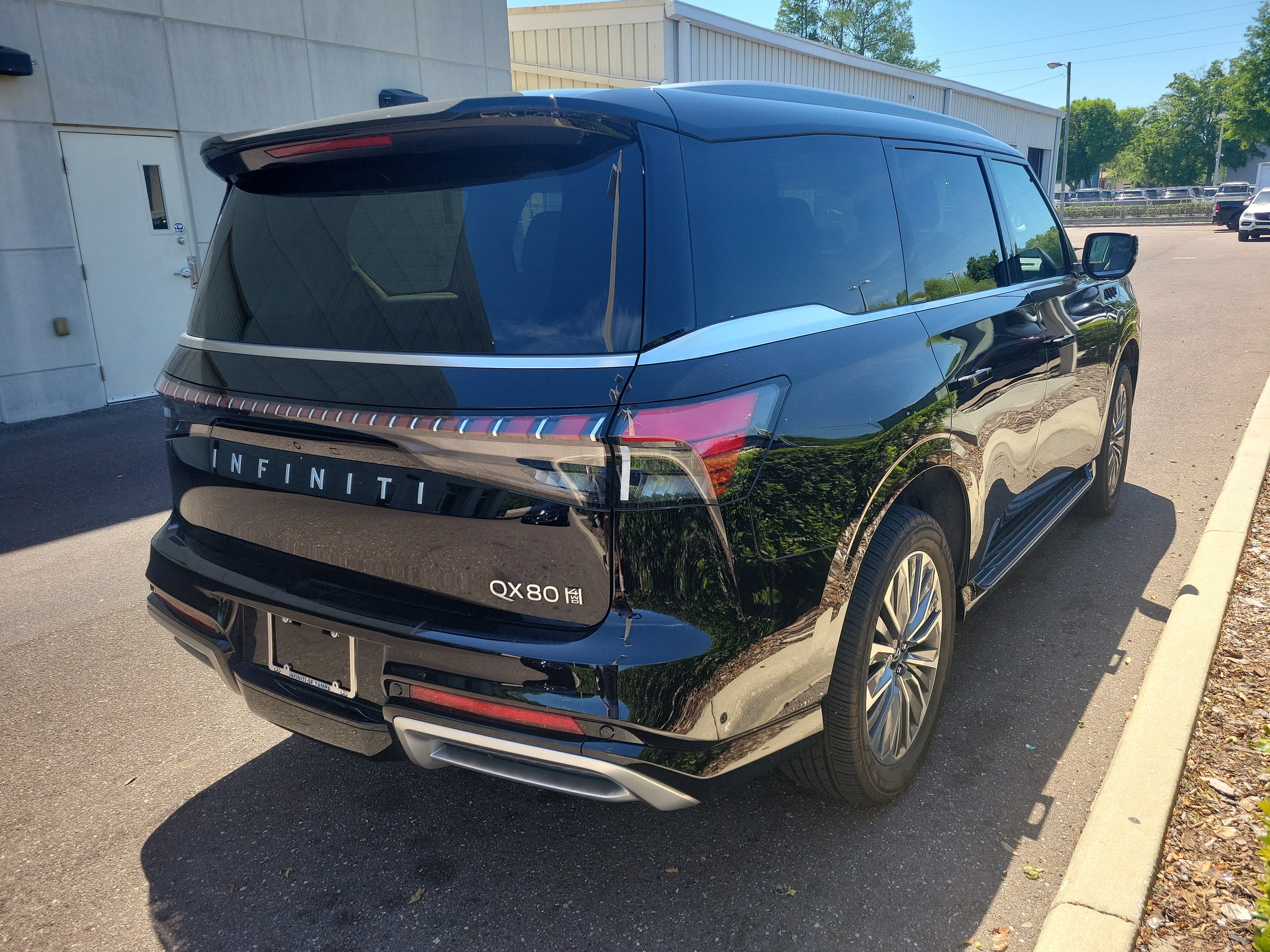 Certified 2025 INFINITI QX80 Luxe AWD/4WD image 3