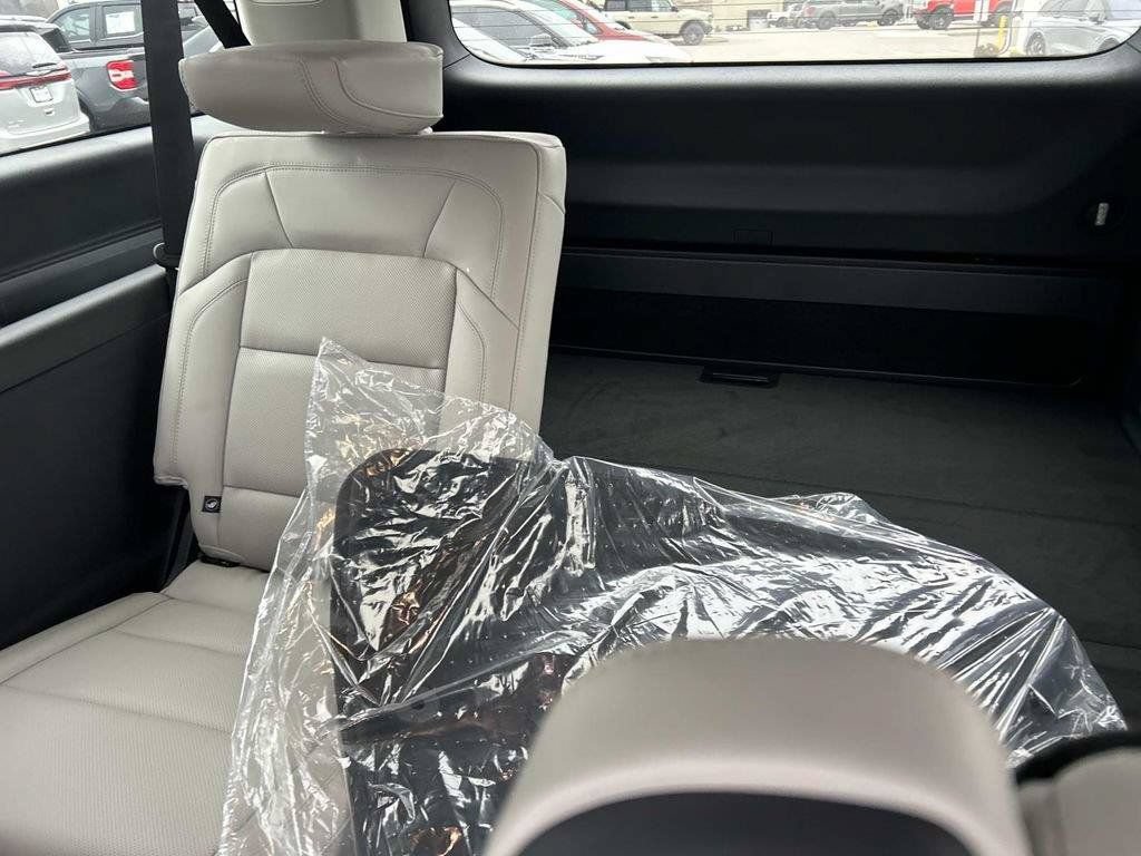 New 2026 Lincoln Navigator L Reserve AWD/4WD image 16