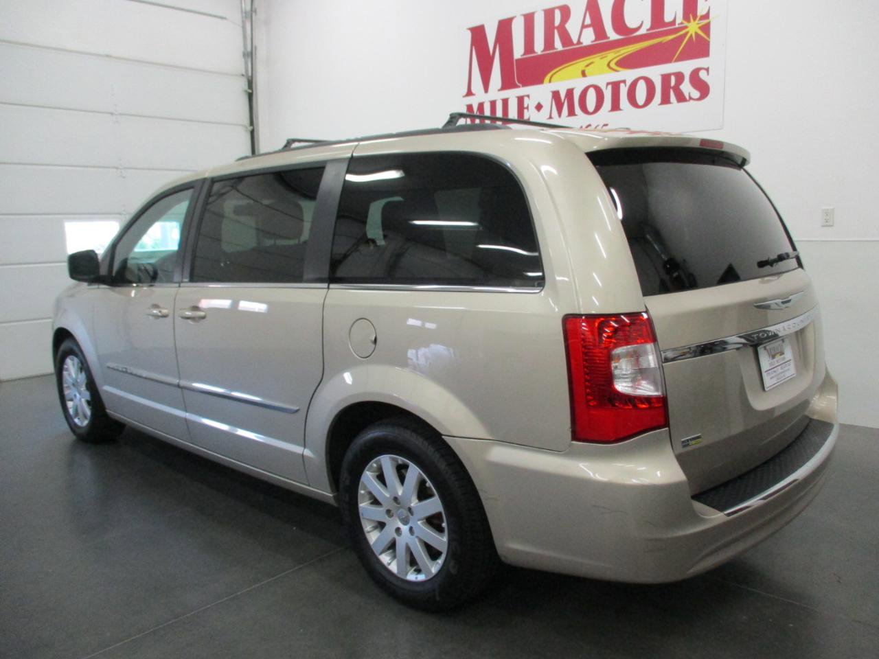 Used 2014 Chrysler Town & Country Touring image 4
