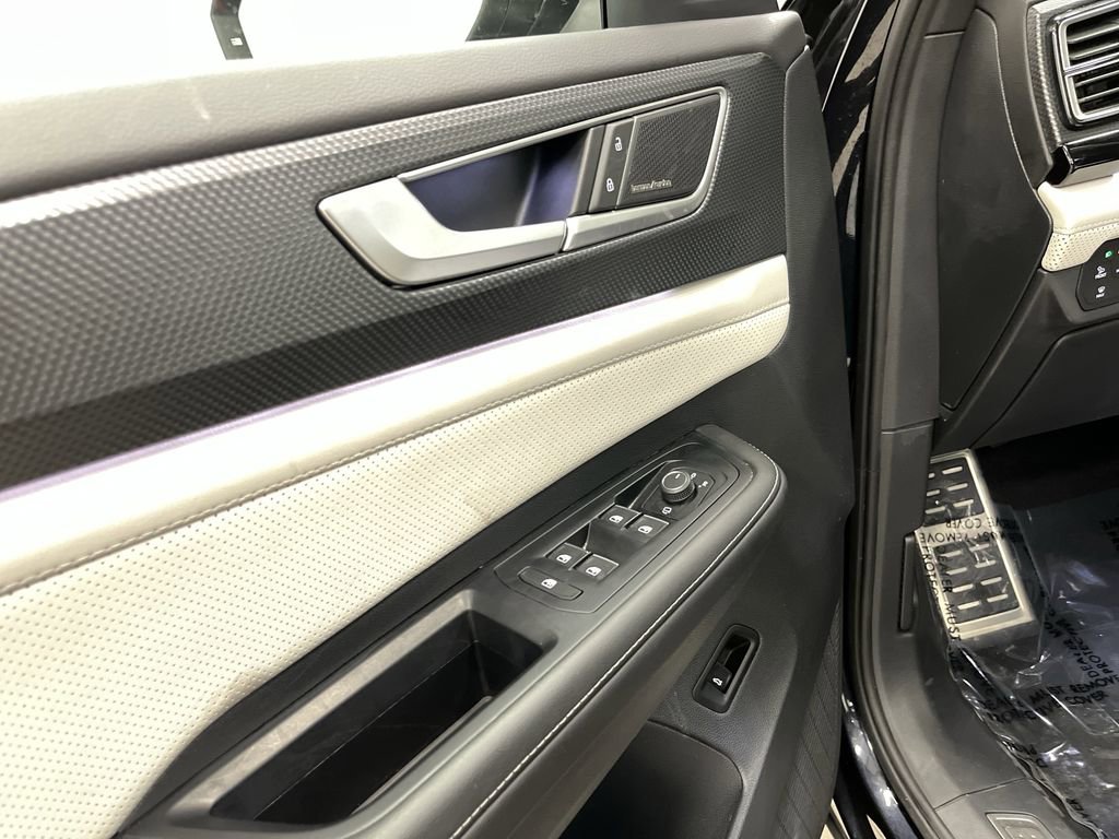 Used 2025 Volkswagen Atlas Cross Sport SEL Premium R-Line image 29