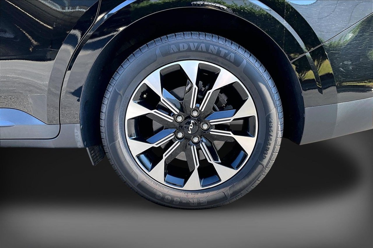 Used 2024 Kia Carnival EX FWD image 35