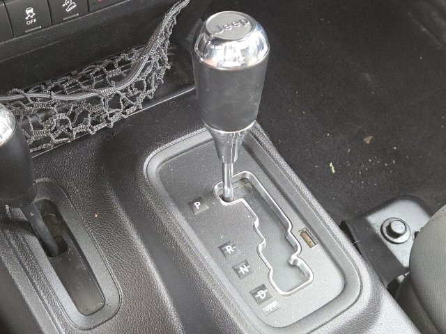 Used 2012 Jeep Wrangler Unlimited Rubicon image 18