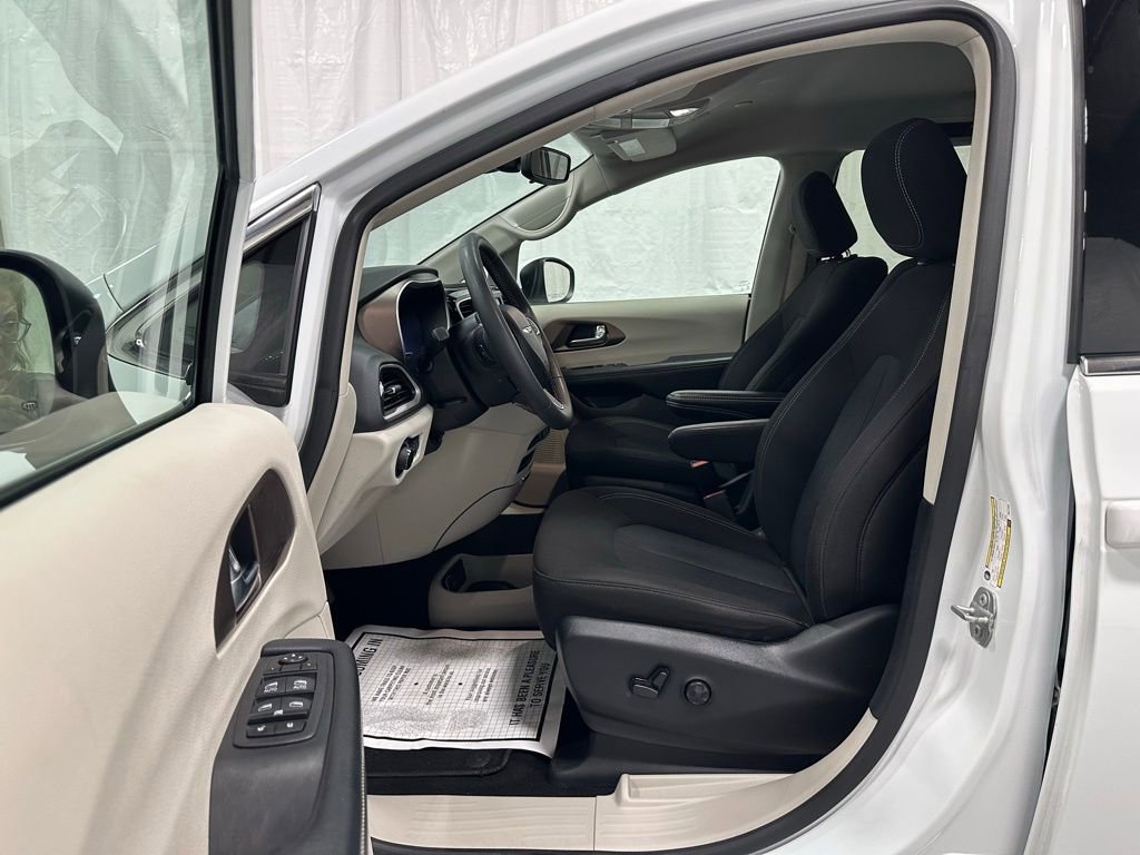 Used 2023 Chrysler Voyager LX image 10