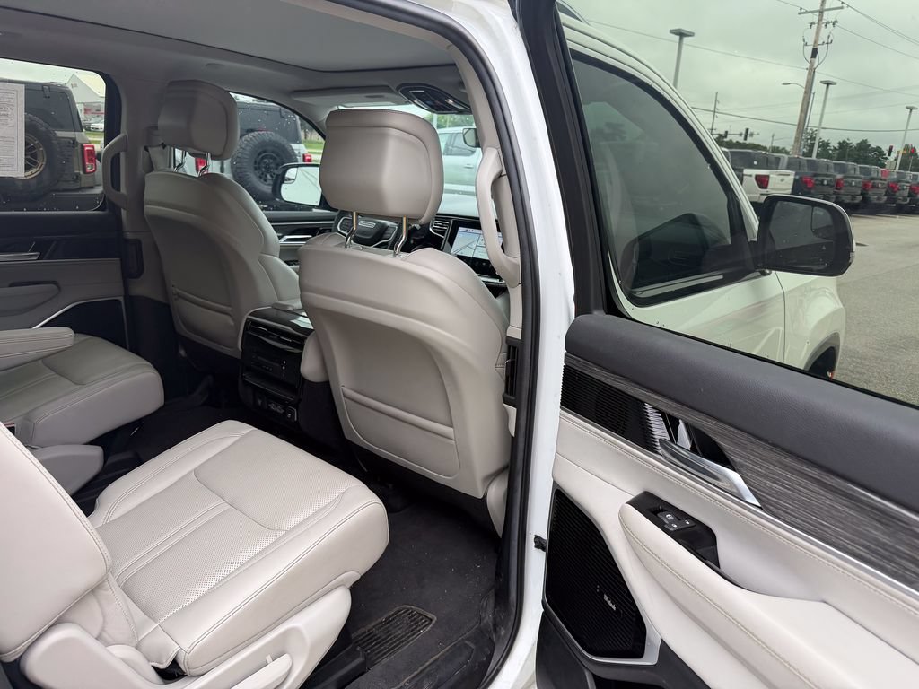 Used 2022 Jeep Wagoneer Series III w/ Premium Group I AWD/4WD image 17