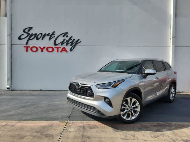Used 2023 Toyota Highlander Limited FWD image 1