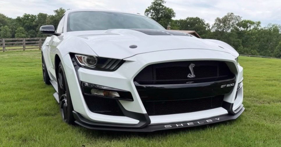 Used 2021 Ford Mustang Shelby GT500 w/ Technology Package RWD image 2