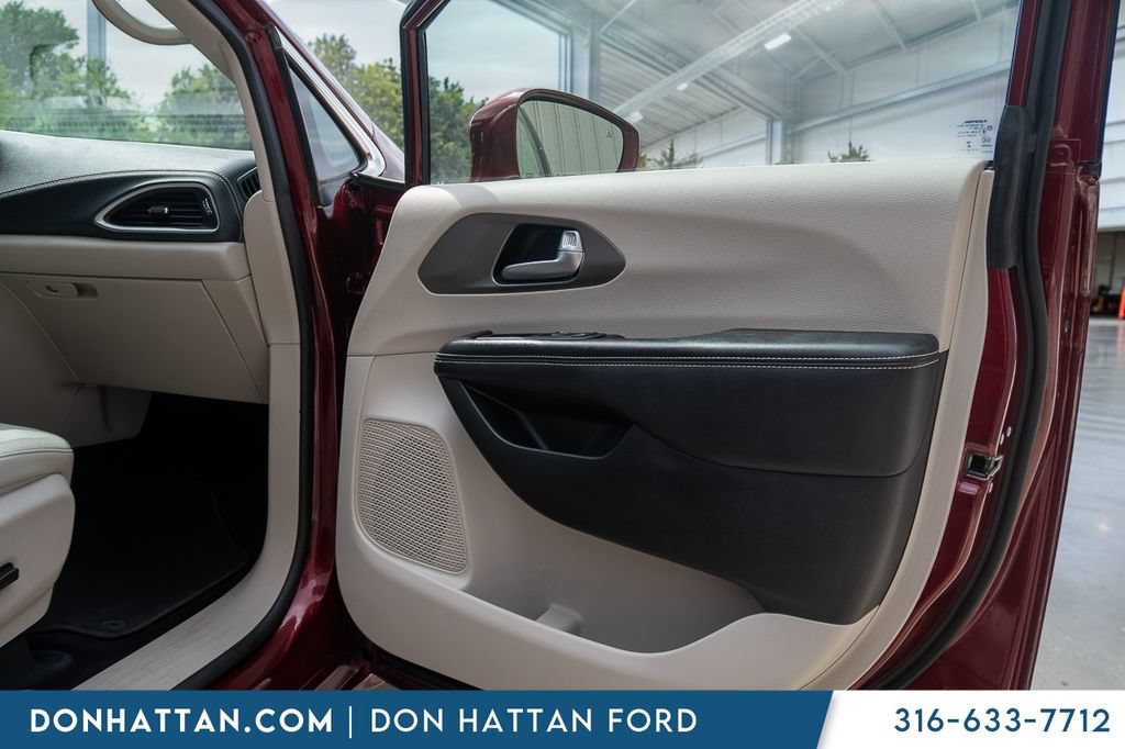 Used 2021 Chrysler Pacifica Touring-L FWD image 21