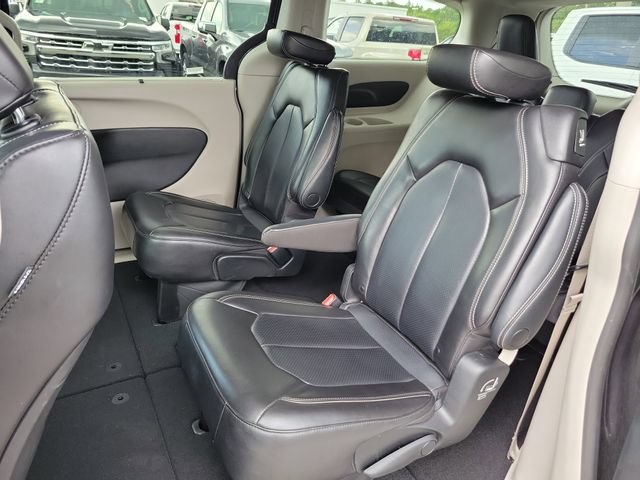 Used 2023 Chrysler Pacifica Touring-L FWD image 11