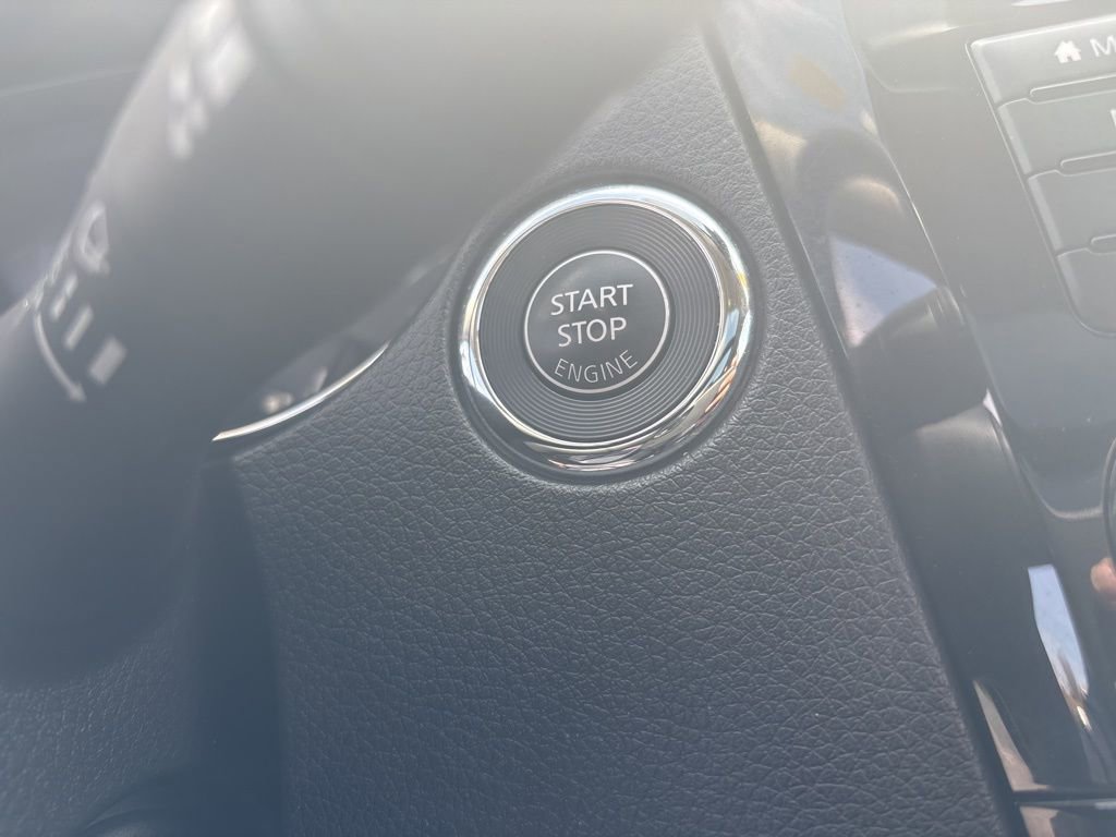 Used 2019 Nissan Rogue SV w/ Sun & Sound Touring Package image 15