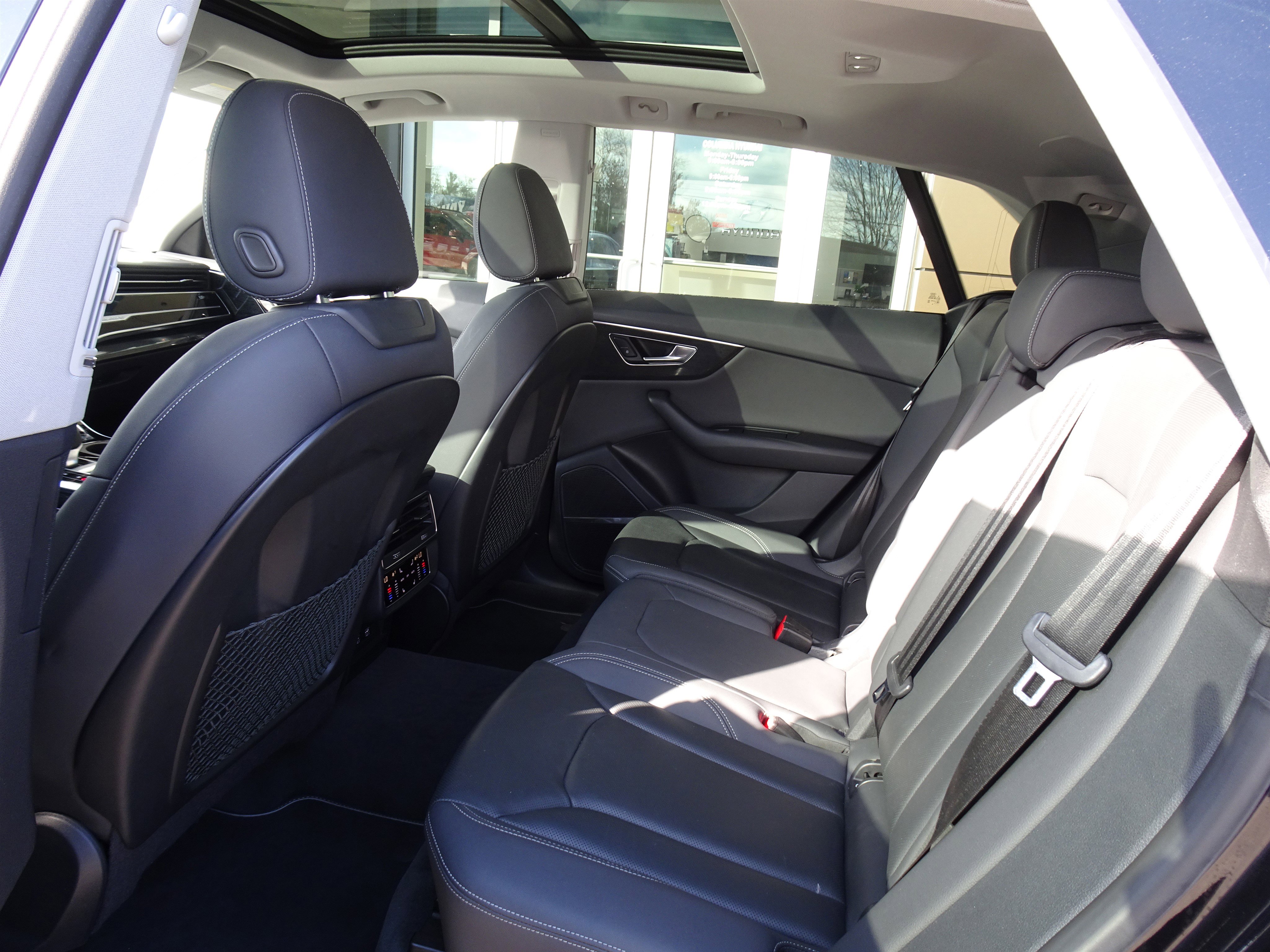 Used 2019 Audi Q8 Premium Plus w/ Premium Plus image 16