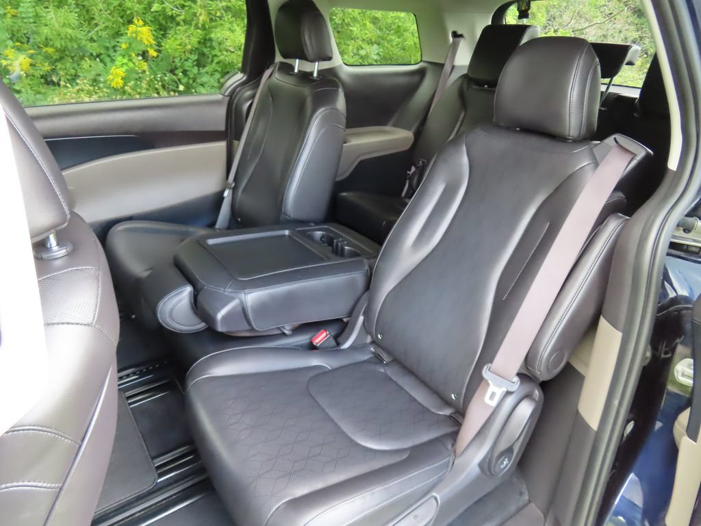 Certified 2025 Kia Carnival FWD image 29