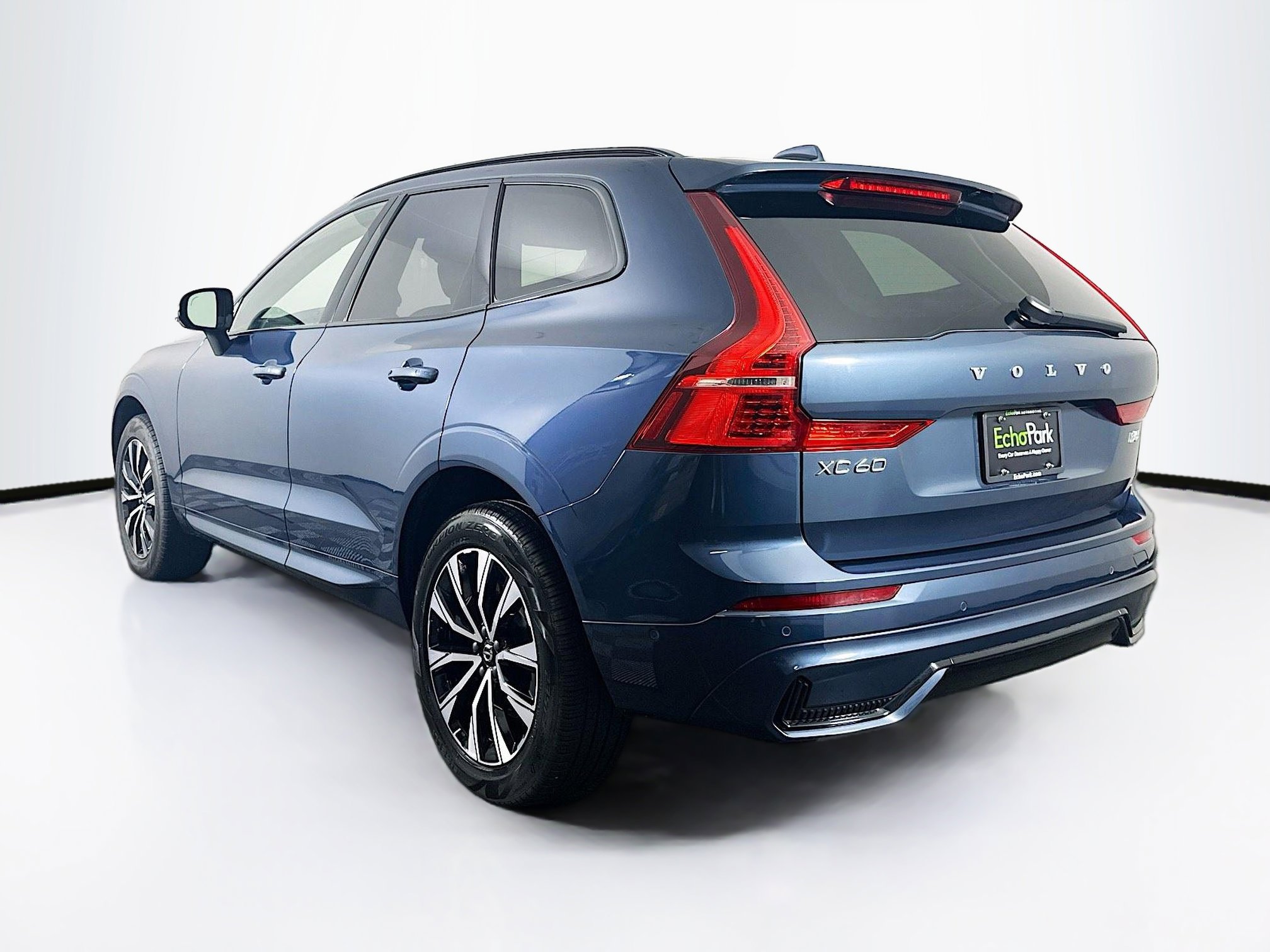 Used 2025 Volvo XC60 B5 Plus image 5