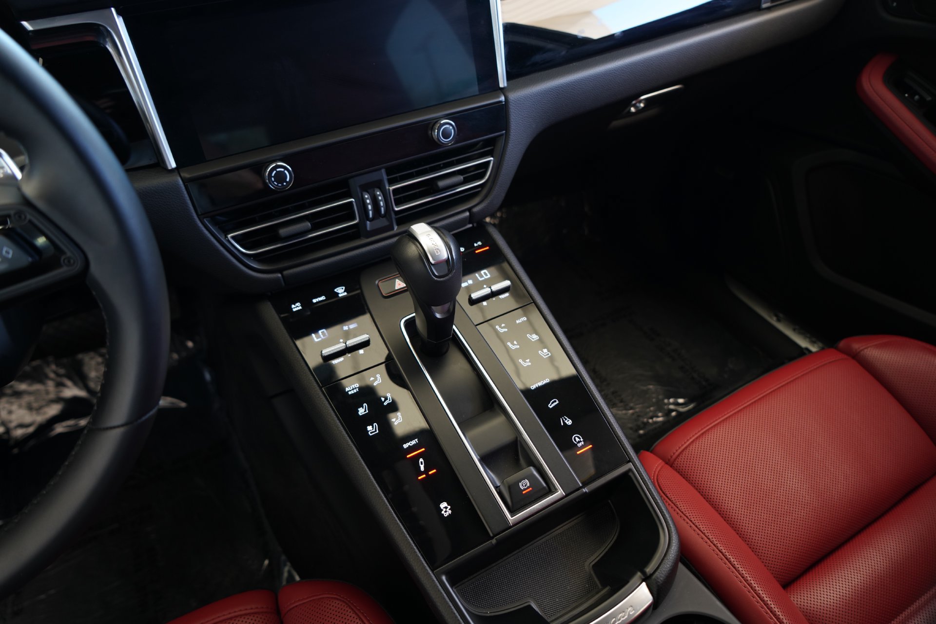Used 2024 Porsche Macan S AWD/4WD image 17
