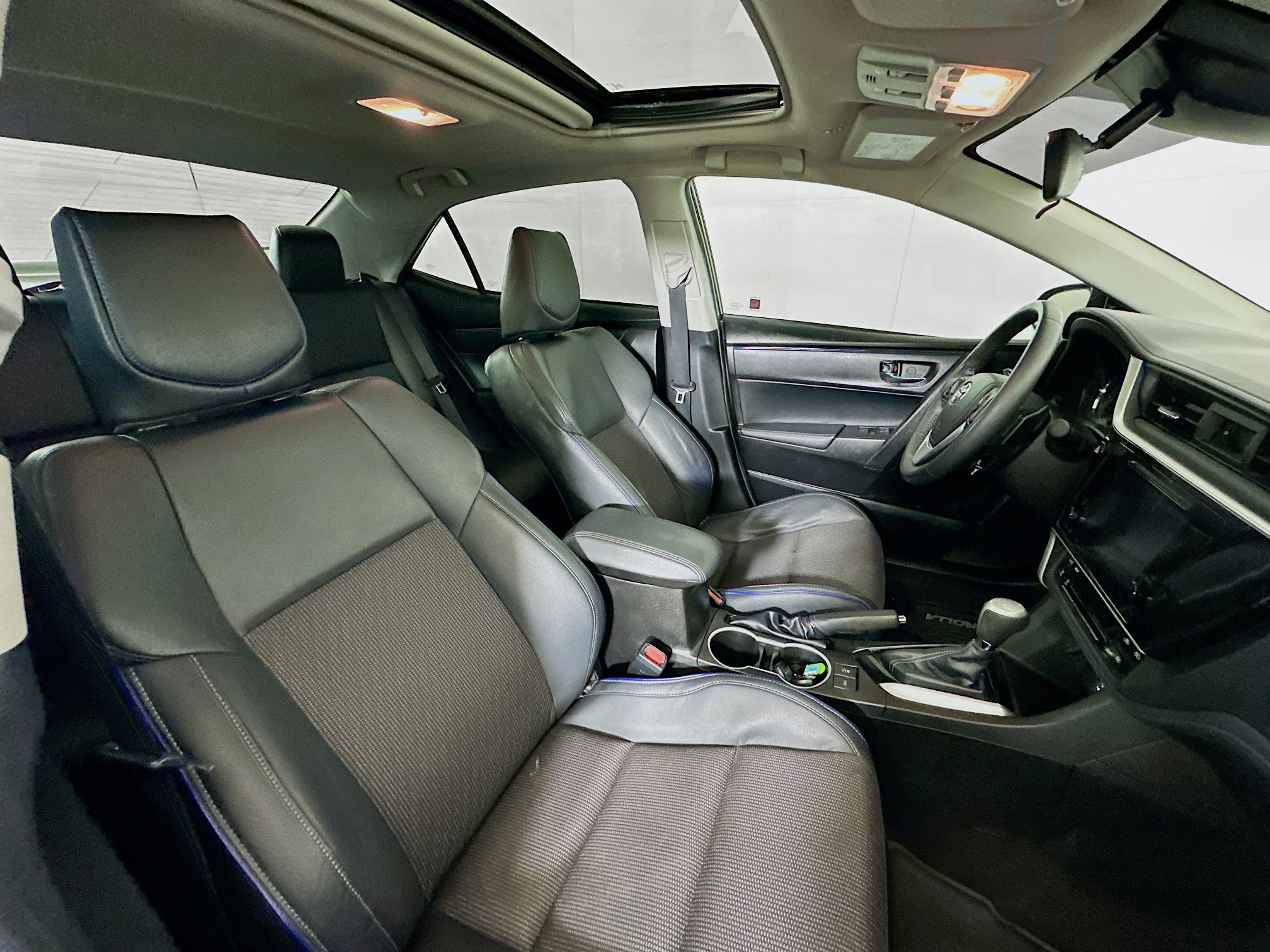 Used 2018 Toyota Corolla SE w/ SE Premium Package FWD image 29