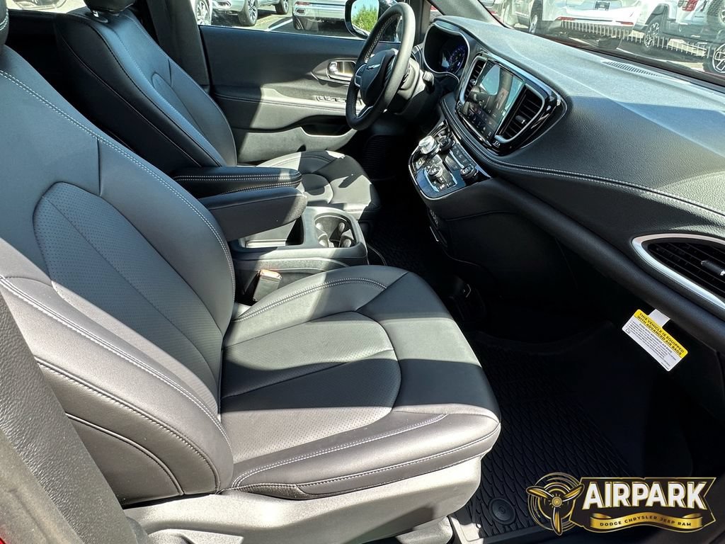New 2025 Chrysler Pacifica Select FWD image 12