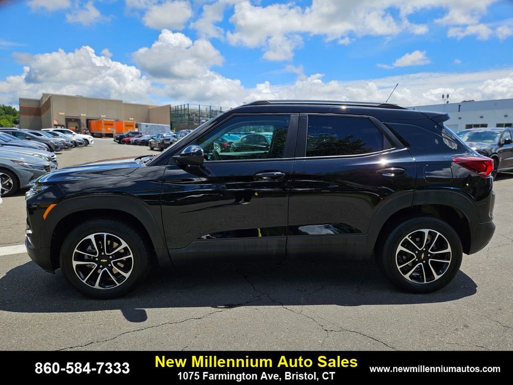 Used 2024 Chevrolet TrailBlazer LT image 2