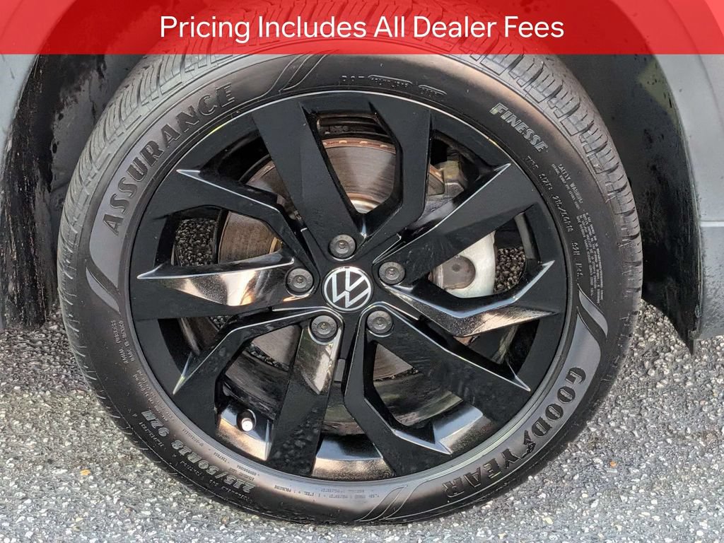 Used 2022 Volkswagen Taos SE w/ Panoramic Sunroof Package FWD image 11