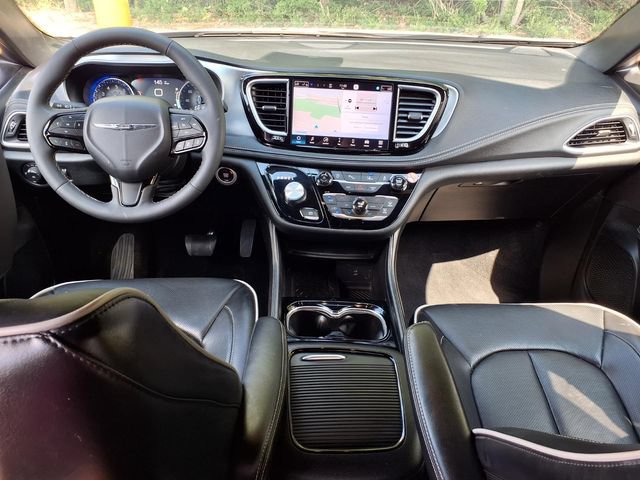Used 2026 Chrysler Pacifica Limited w/ S Appearance Package FWD image 12