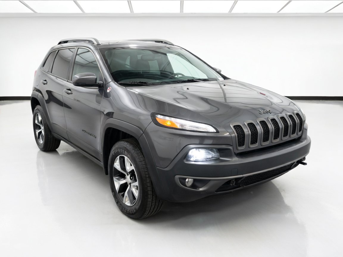 Used 2018 Jeep Cherokee Trailhawk AWD/4WD image 3