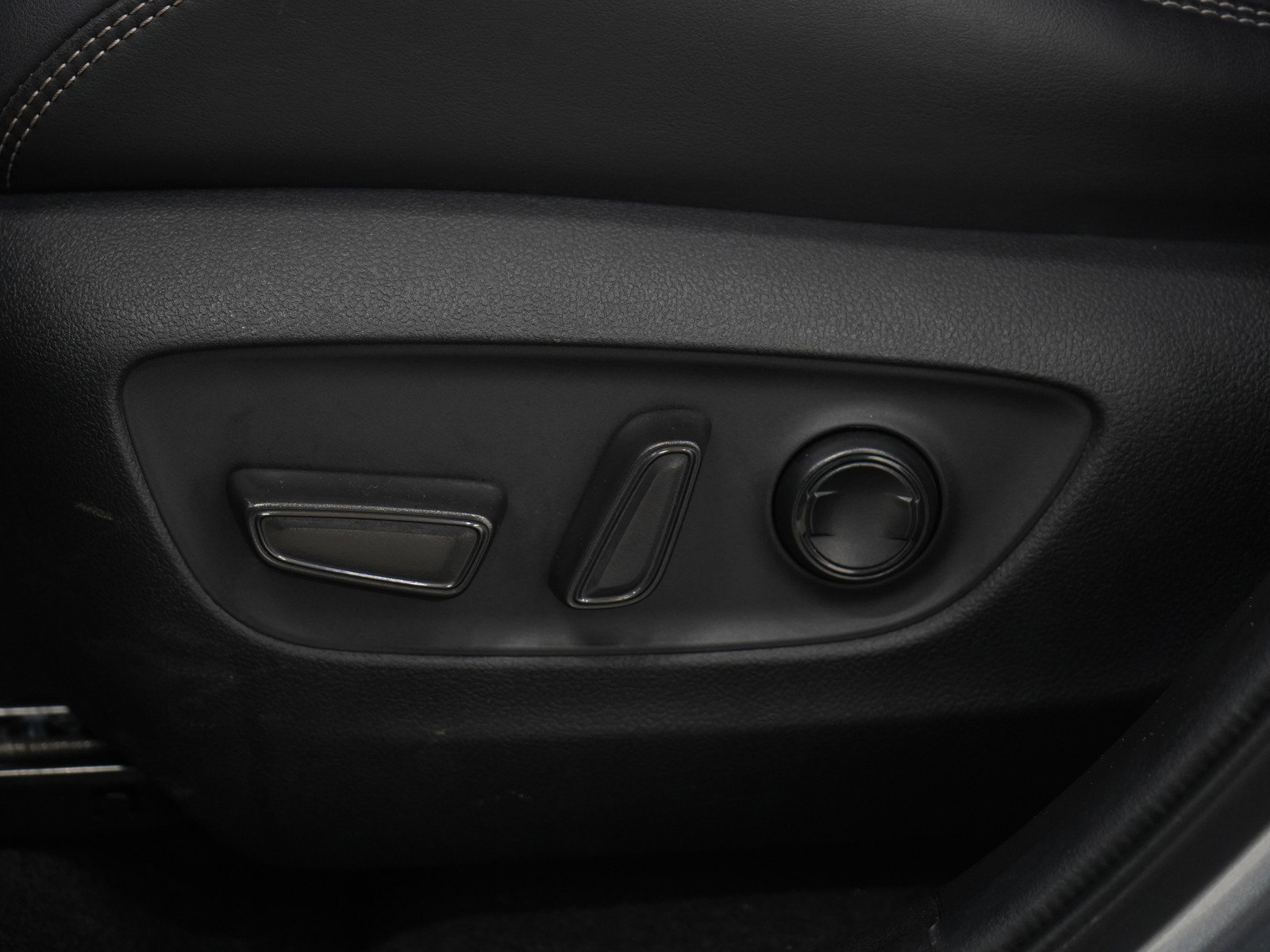 Used 2020 Toyota RAV4 Limited image 27