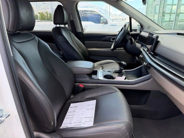 Used 2025 Kia Carnival FWD image 9