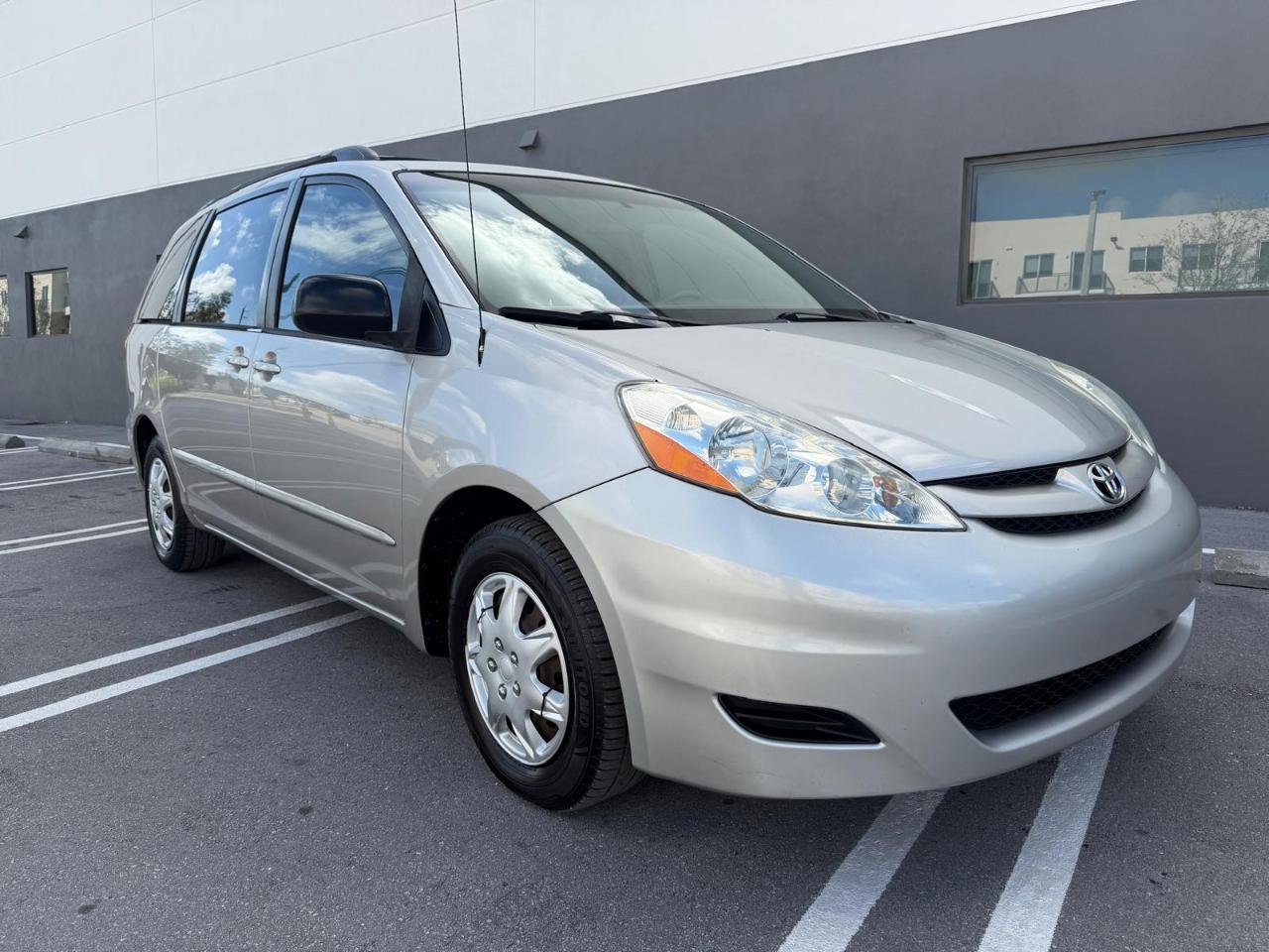 Used 2009 Toyota Sienna LE image 2