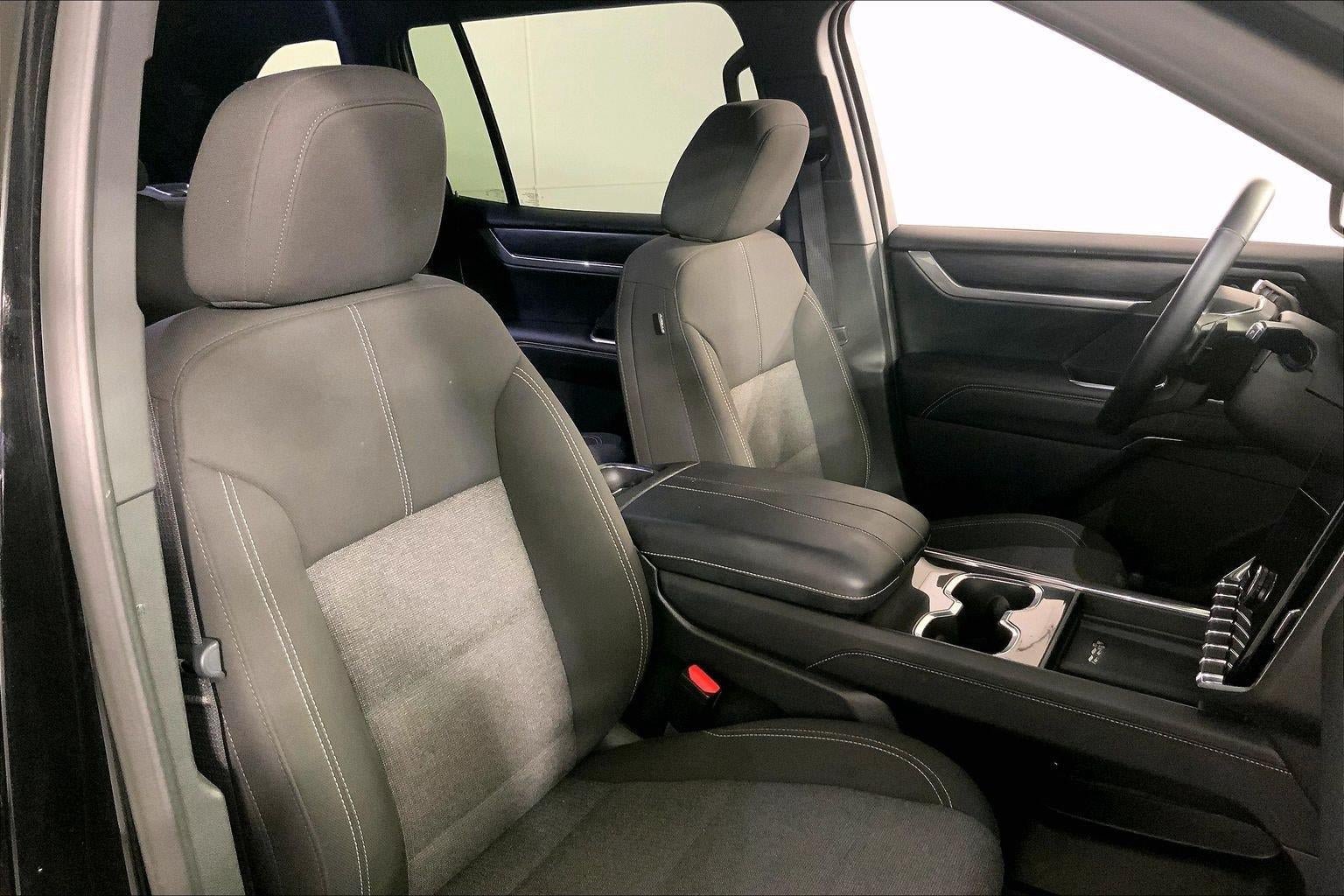 Used 2025 GMC Acadia Elevation FWD image 7