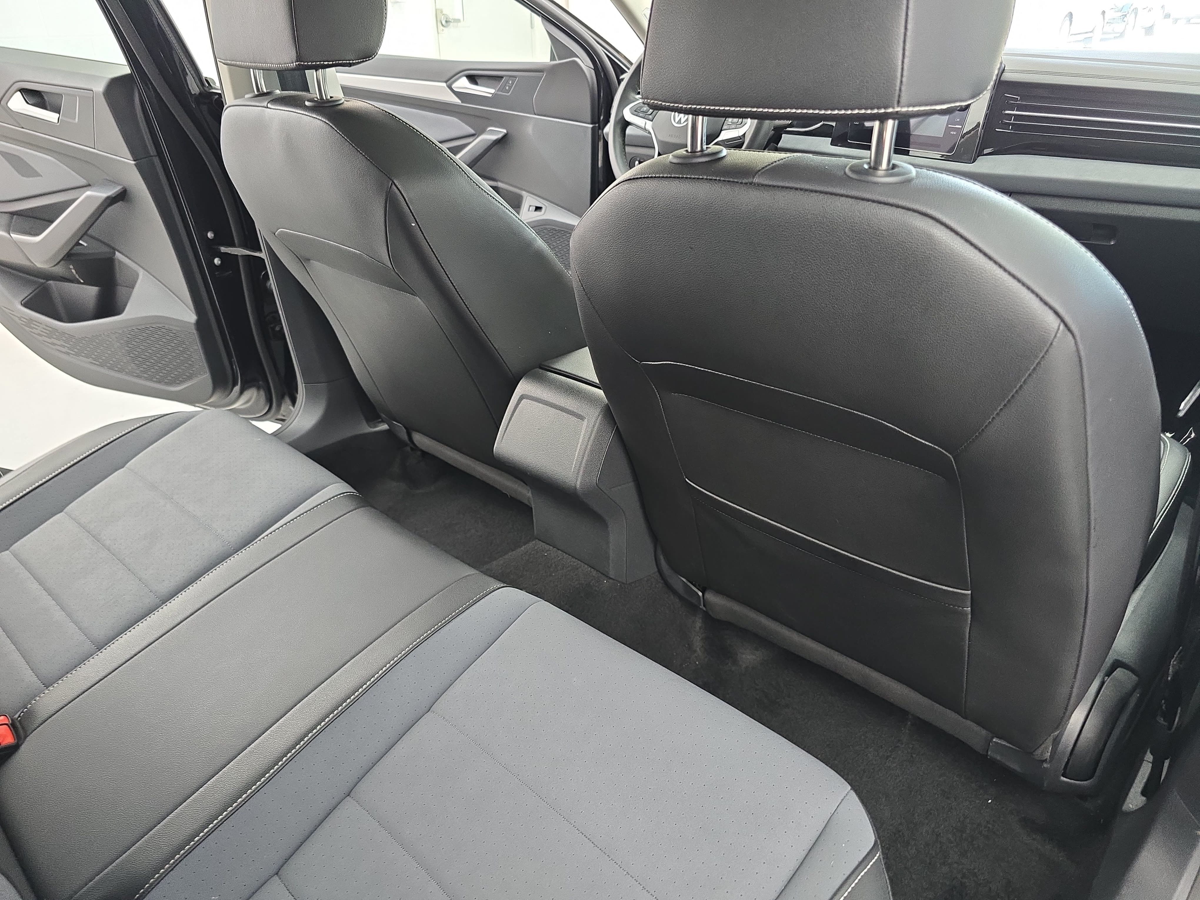 Certified 2025 Volkswagen Jetta SE w/ Sunroof Package FWD image 11